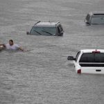 Uragano Harvey, un evento che si verifica “ogni mille anni”: Texas paralizzato, Trump dichiara lo stato d’emergenza in Louisiana [GALLERY]
