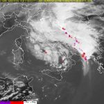 Maltempo, ecco il ciclone nel Tirreno: un “Uragano Mediterraneo” nelle acque di Roma, allerta meteo massima per altre 18-24 ore