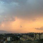Maltempo, temporali anche al Sud: spettacolare cumulonembo illuminato dal sole al tramonto sullo Stretto di Messina [FOTO]
