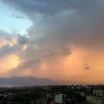 Maltempo, temporali anche al Sud: spettacolare cumulonembo illuminato dal sole al tramonto sullo Stretto di Messina [FOTO]