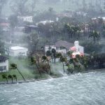 Incredibile alle Bahamas, l’uragano Irma ha risucchiato l’oceano per chilometri: geografia stravolta, “mai visto nulla del genere” [FOTO e VIDEO]