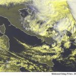 Maltempo, la “Tempesta Mediterranea” si concentra al Centro/Sud: freddo, venti impetuosi e forti temporali mentre al Nord è già tornato il caldo [LIVE]