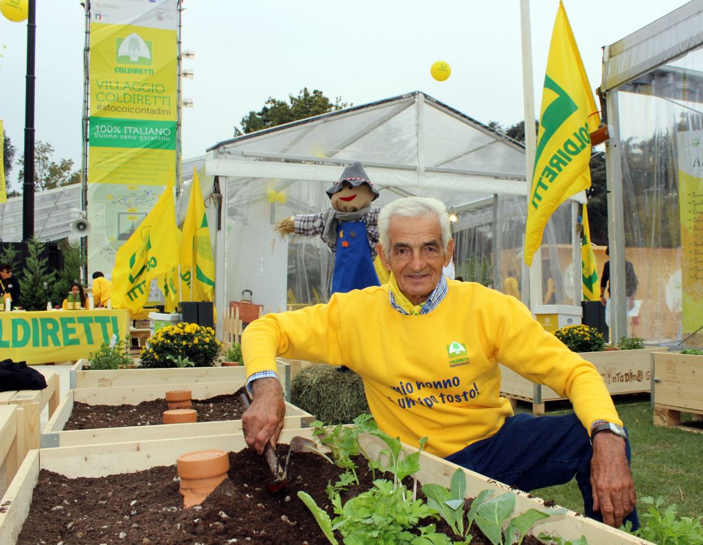 Un nonno nell’orto nella giornata conclusiva del Villaggio Coldiretti al Castello sforzesco di Milano