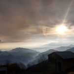 Incendi in Piemonte, inferno di fuoco sulle Alpi: Torino soffoca nel fumo e le polveri sottili vanno alle stelle, “così la gente rischia di morire”