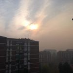 Caldo, siccità e incendi: scenario d’Apocalisse al Nord. Cielo giallo per fumo e fuoco su Torino con il Po in secca