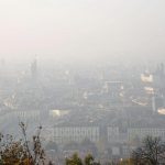 Incendi in Piemonte, inferno di fuoco sulle Alpi: Torino soffoca nel fumo e le polveri sottili vanno alle stelle, “così la gente rischia di morire”
