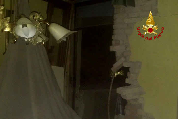 Albero si abbatte su una casa a Cannaregio (vigili del fuoco) (1)