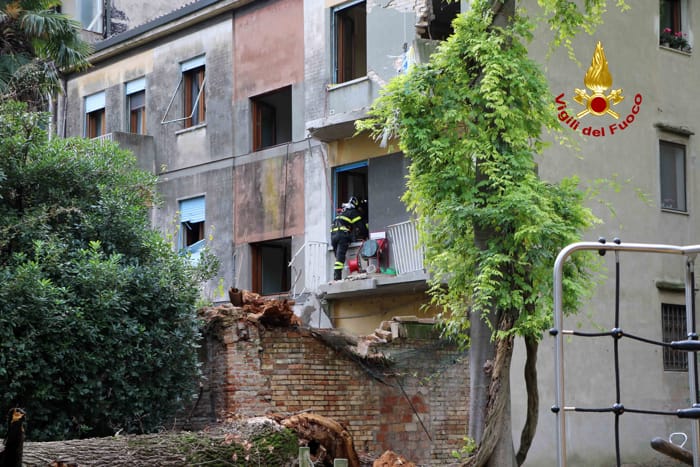 Albero si abbatte su una casa a Cannaregio (vigili del fuoco) (1)