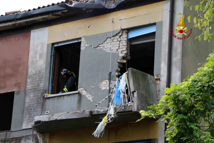 Albero si abbatte su una casa a Cannaregio (vigili del fuoco) (1)