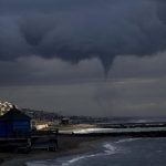Fenomeno insolito sul litorale laziale: tornado al largo di Roma [GALLERY]