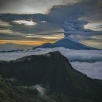Allarme rosso sull’isola di Bali: si teme una violenta eruzione del vulcano Agung, 100mila persone in fuga [FOTO e VIDEO]