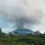 Allarme rosso sull’isola di Bali: si teme una violenta eruzione del vulcano Agung, 100mila persone in fuga [FOTO e VIDEO]