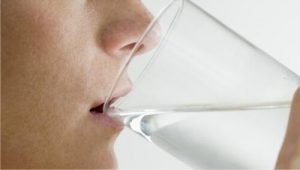 bere acqua