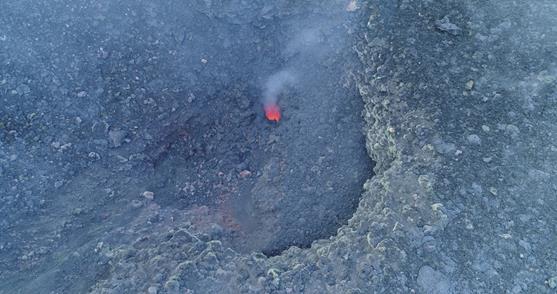 Foto 1. Cratere di Nord-Est attualmente attivo a Stromboli ripreso da un drone a 5 metri di distanza (Credits: progetto ITN VERTIGO (@VERTIGO_ITN), Ludwig Maximilian University (@LMU_Volc)