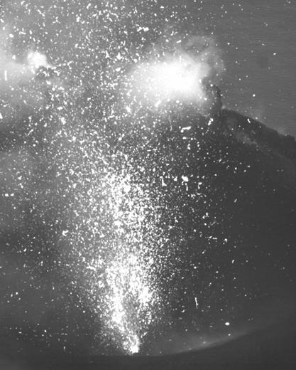 Foto 2: immagine ad alta risoluzione di una esplosione allo Stromboli del 28 settembre 2017 (Credits: HPHT Lab INGV INGV)