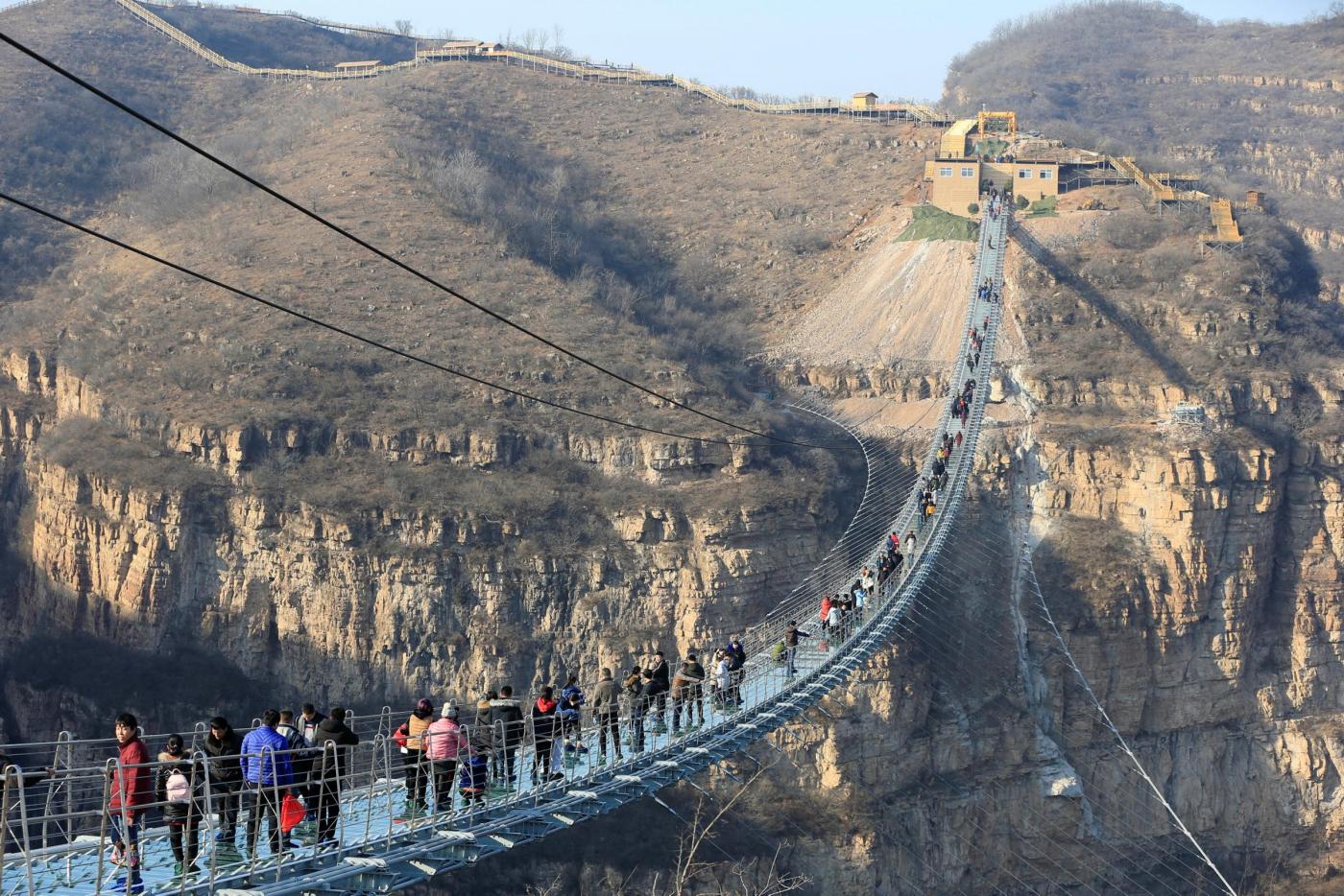 Cina, Turisti sul ponte sospeso a Pingshan