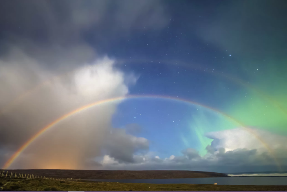 Doppio arcobaleno notturno