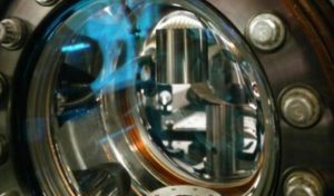 Il cilindro di tungsteno visto attraverso una finestra nella camera a vuoto utilizzata per l’esperimento a Berkeley