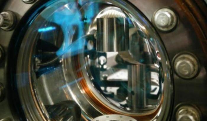 Il cilindro di tungsteno visto attraverso una finestra nella camera a vuoto utilizzata per l’esperimento a Berkeley