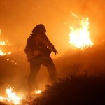 Gli incendi devastano la California, scenari apocalittici: le fiamme raggiungono Los Angeles, 150mila evacuati [GALLERY]