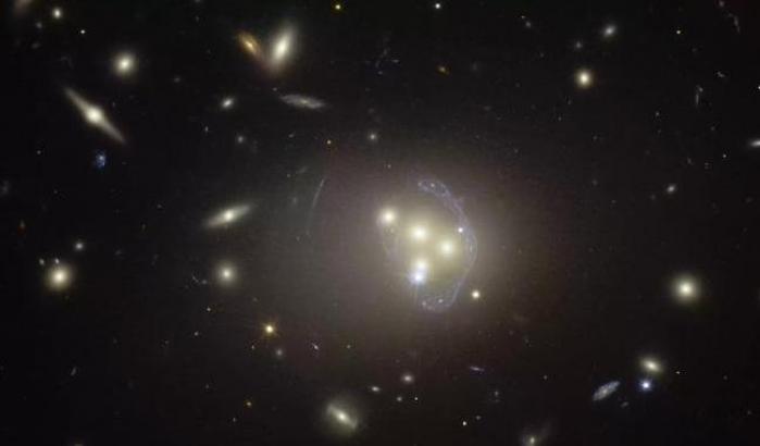 L’ammasso di galassie Abell 3827 visto dal telescopio spaziale Hubble