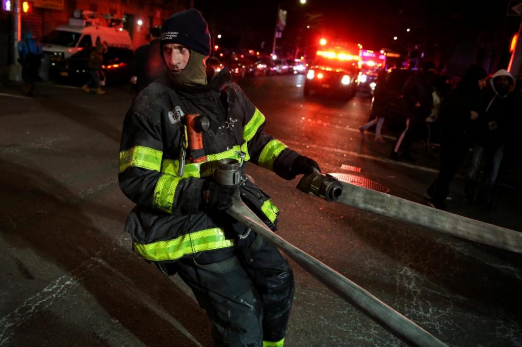 New York, in fiamme un palazzo nel Bronx