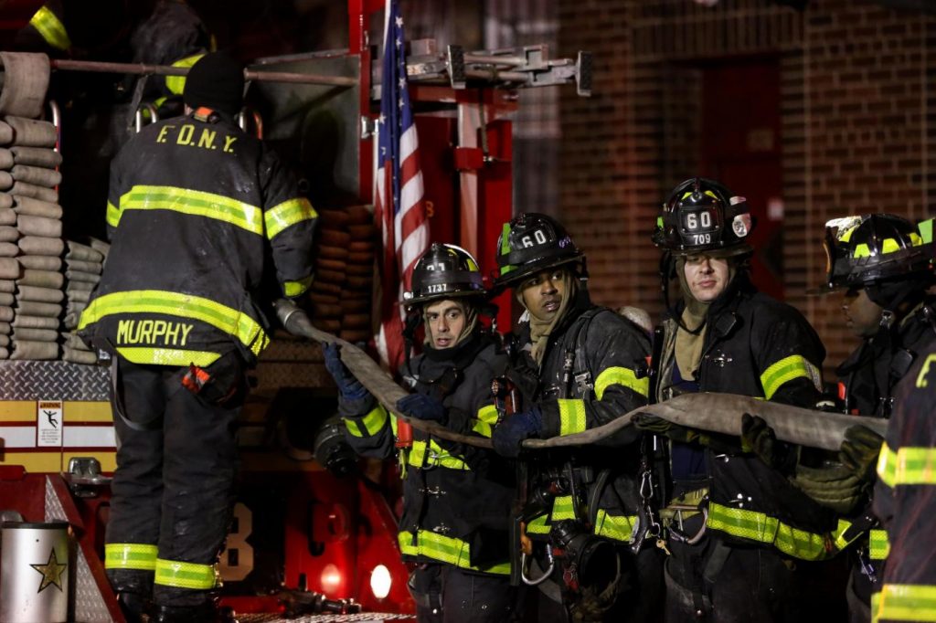 New York, in fiamme un palazzo nel Bronx