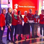 Torna la Christmas Jumper mania: 180.000 persone hanno già indossato il maglione natalizio simbolo dell’iniziativa di Save the Children [GALLERY]