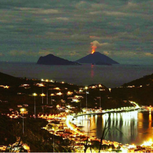 Stromboli in Eruzione visto da Lipari