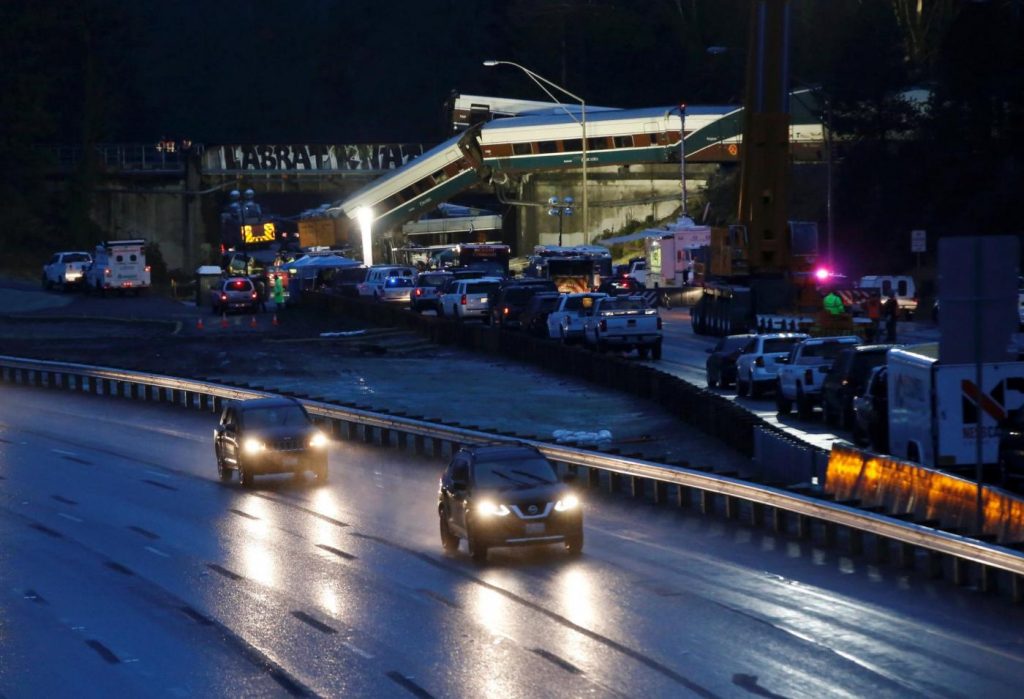treno deraglia su un ponte a sud di Seattle