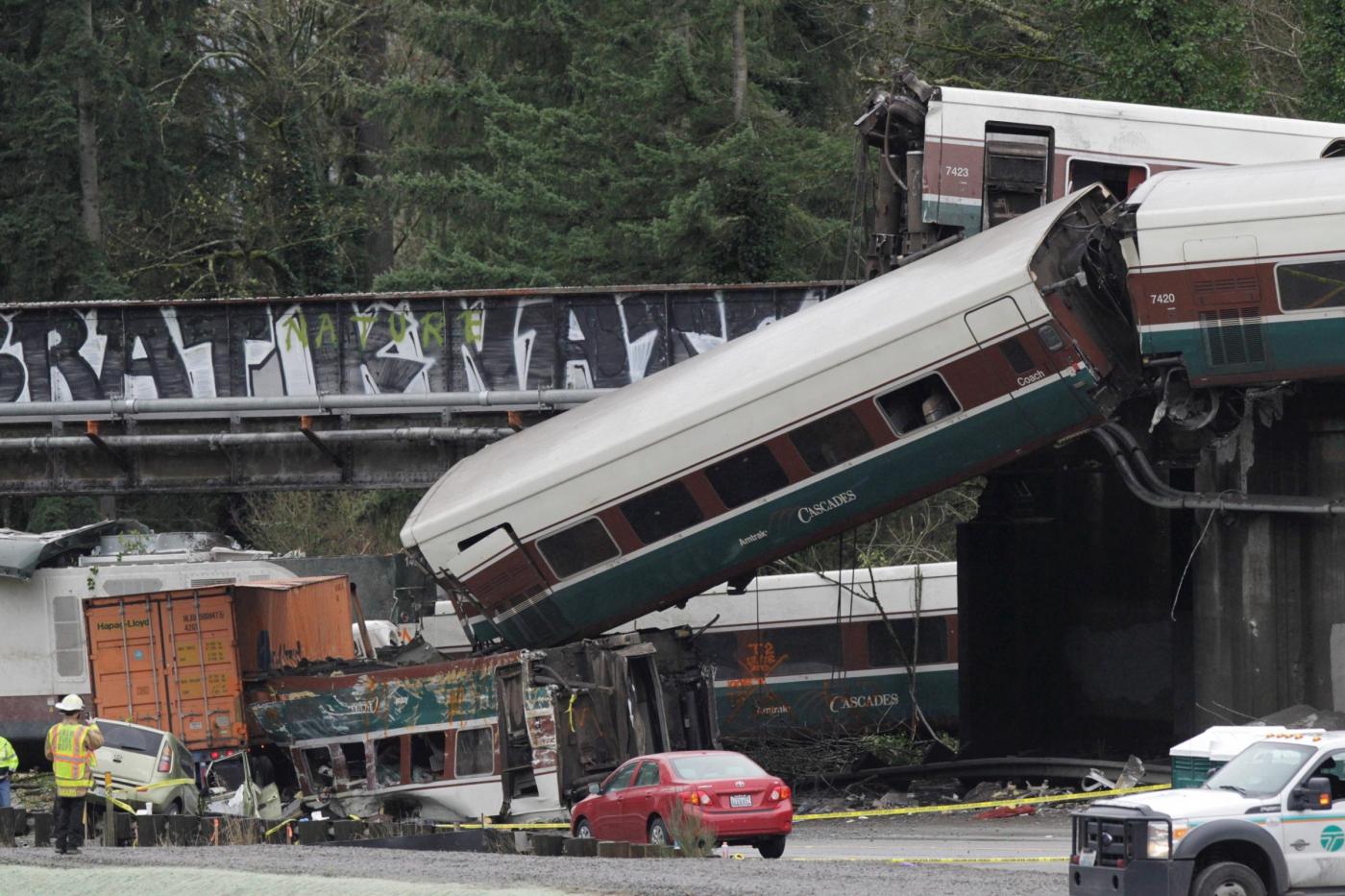 treno deraglia su un ponte a sud di Seattle