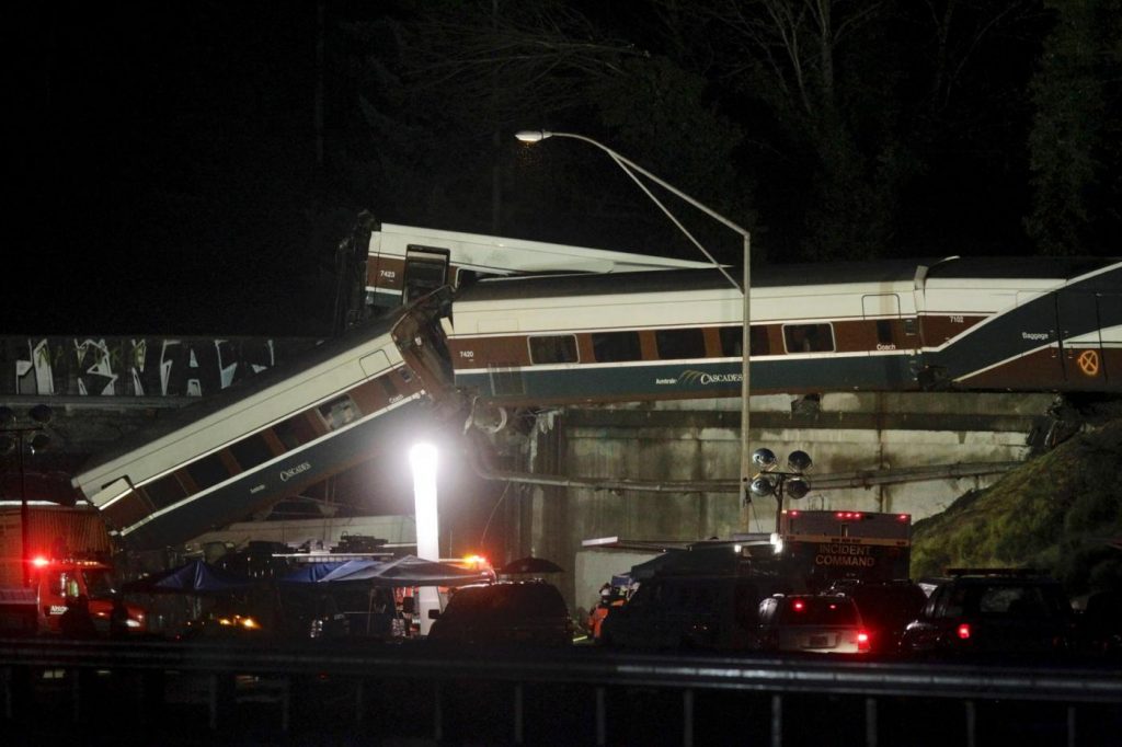 treno deraglia su un ponte a sud di Seattle