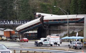 treno deraglia su un ponte a sud di Seattle