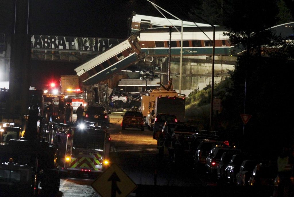 treno deraglia su un ponte a sud di Seattle