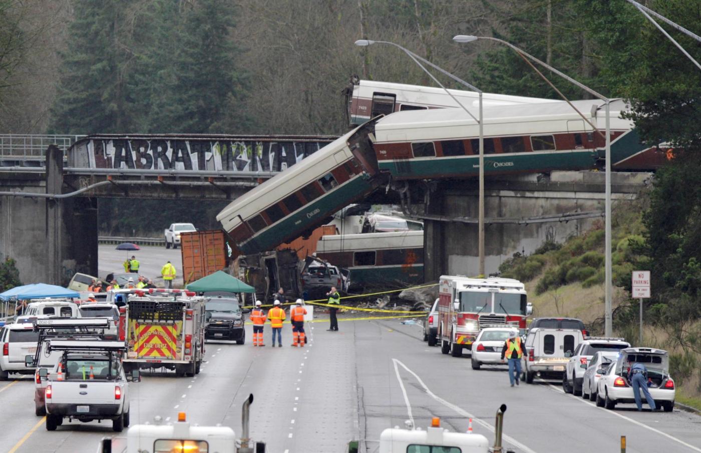 treno deraglia su un ponte a sud di Seattle