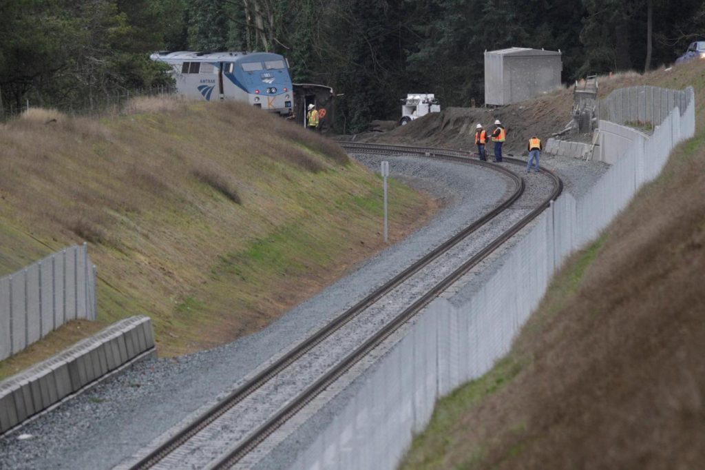 treno deraglia su un ponte a sud di Seattle