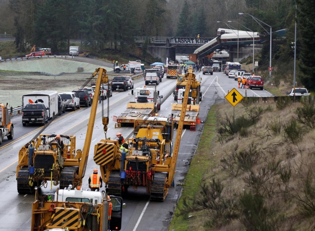treno deraglia su un ponte a sud di Seattle