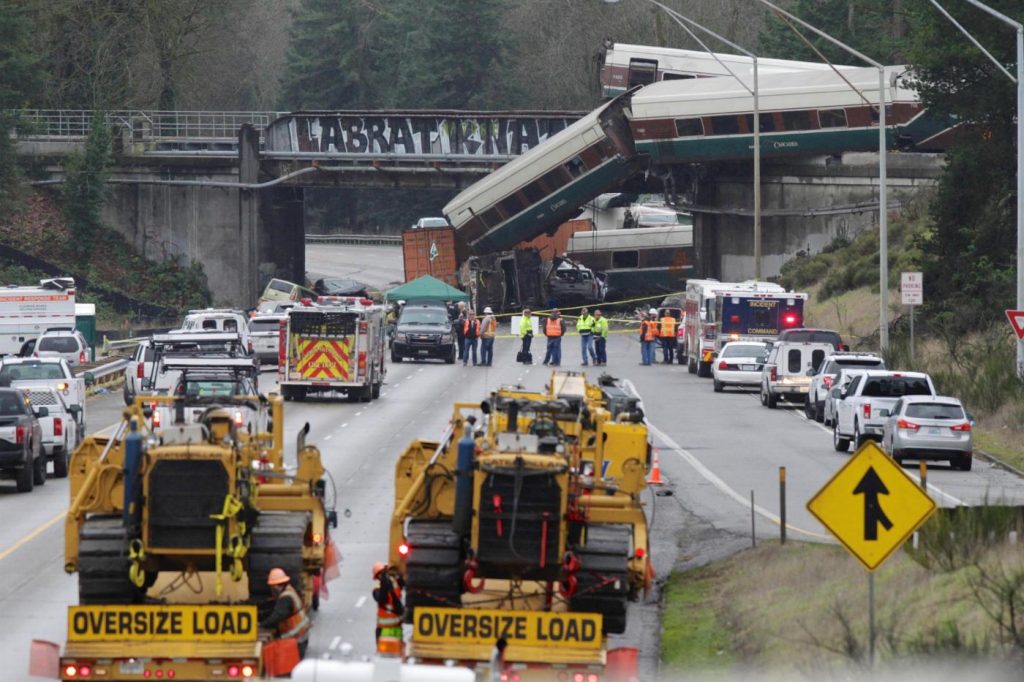 treno deraglia su un ponte a sud di Seattle