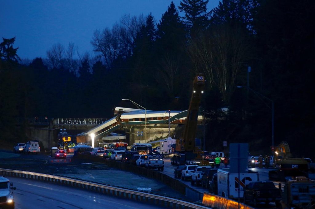 treno deraglia su un ponte a sud di Seattle
