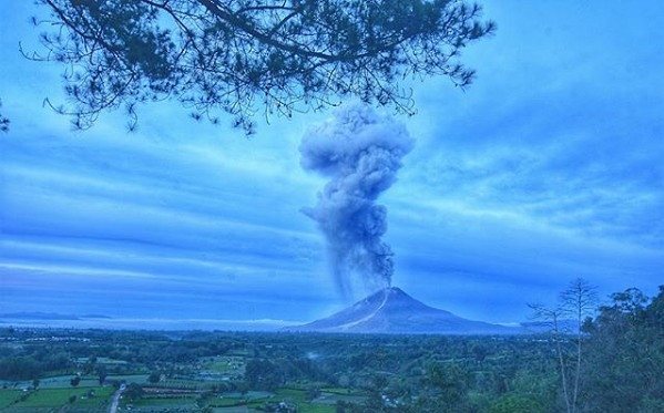 eruzione indonesia sinabung