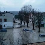 Maltempo, disastrosa alluvione in Emilia Romagna: dalla siccità alle inondazioni, migliaia di evacuati. Gente bloccata sui tetti invoca aiuto
