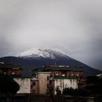 Pioggia e freddo, ecco i primi fiocchi di neve sul Vesuvio [GALLERY]
