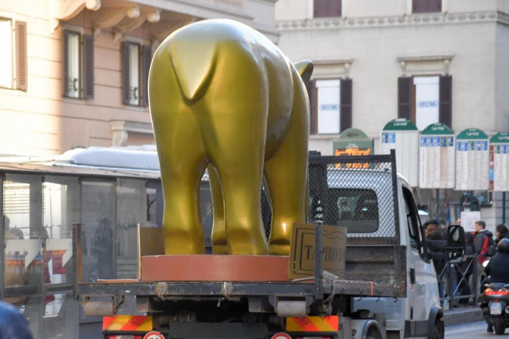 tapiro d'oro gigante roma