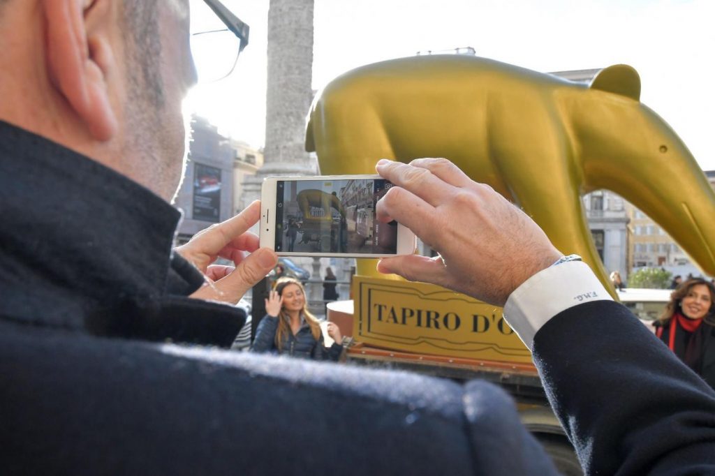 tapiro d'oro gigante roma