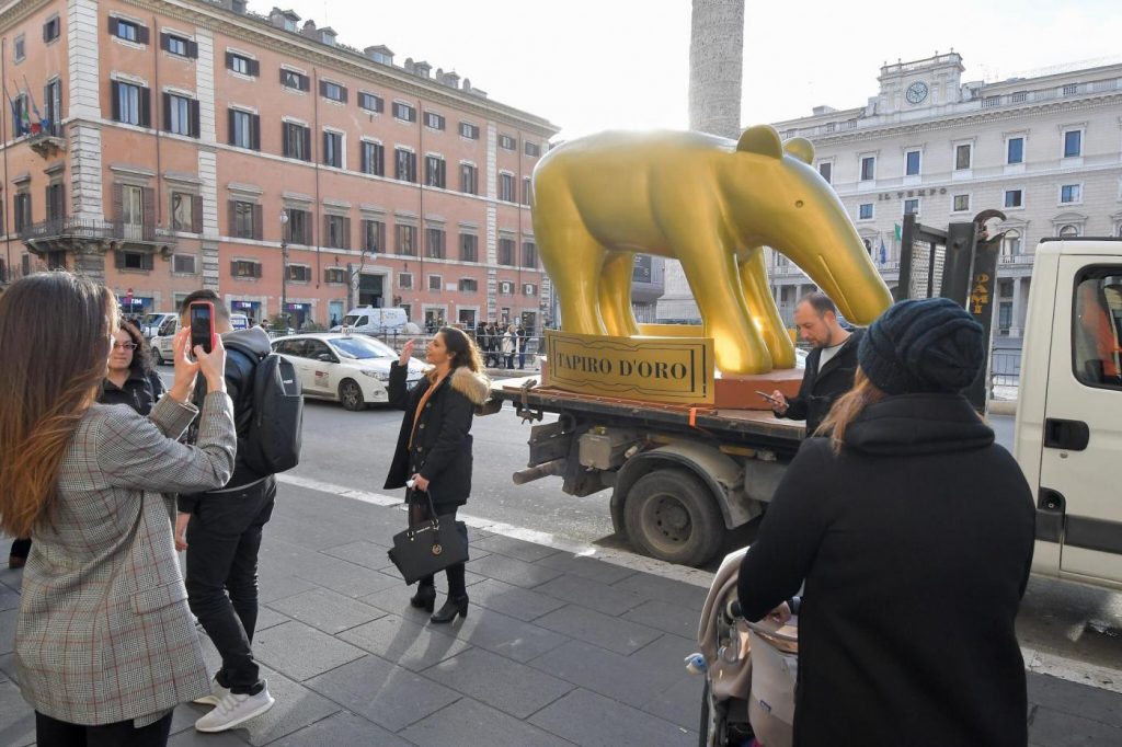 tapiro d'oro gigante roma