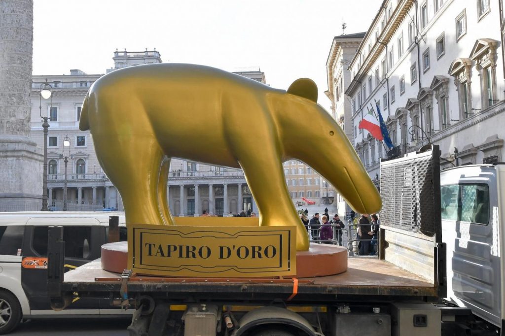 tapiro d'oro gigante roma