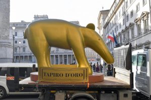 tapiro d'oro gigante roma