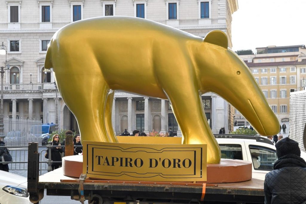 tapiro d'oro gigante roma