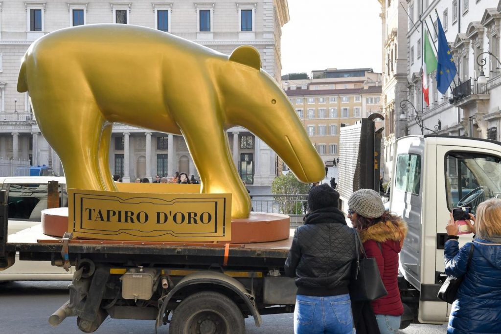 tapiro d'oro gigante roma