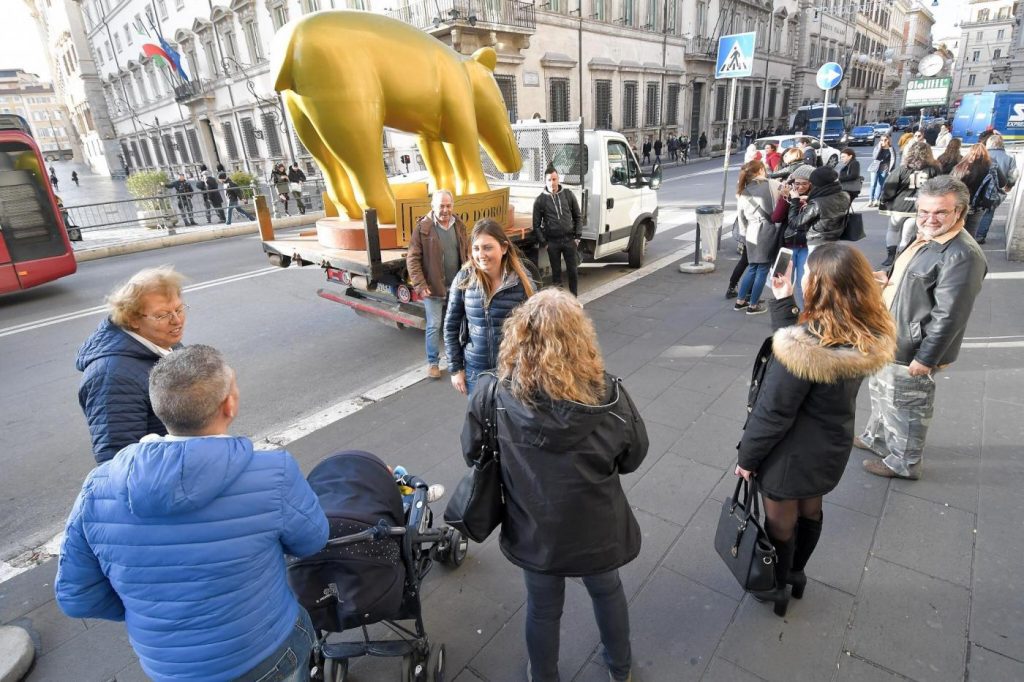 tapiro d'oro gigante roma